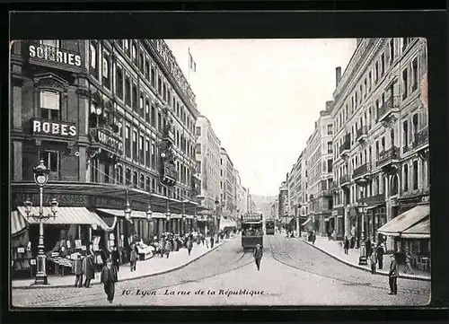 AK Lyon, La rue de al République, Strassenpartie mit Strassenbahn