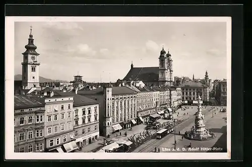 AK Linz a. d. D., Platz mit Geschäften und Denkmal, Strassenbahn