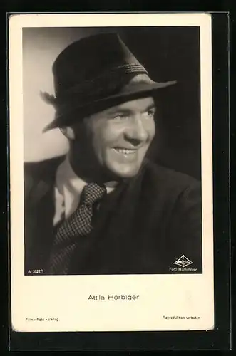 AK Schauspieler Attila Hörbiger im Anzug mit Hut zur Seite lächelnd