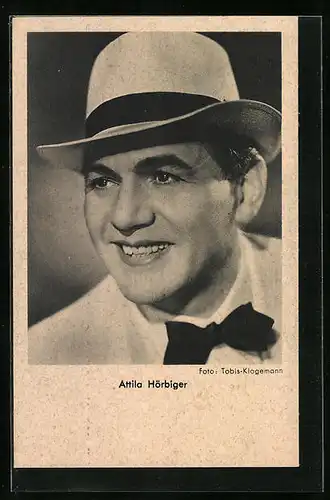 AK Schauspieler Attila Hörbiger mit Hut zur Seite lächelnd