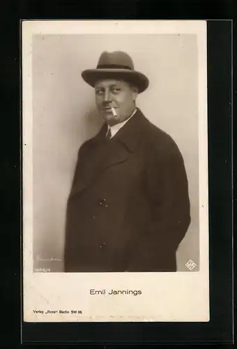 AK Schauspieler Emil Jannings rauchend im Mantel mit Hut