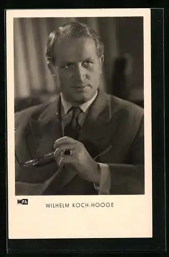 AK Schauspieler Wilhelm Koch-Hooge im Anzug mit Brille in der Hand