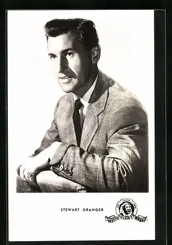 AK Schauspieler Stewart Granger im Anzug auf einem Stuhl sitzend