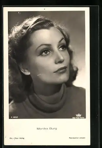 AK Schauspielerin Monika Burg im Pullover nachdenklich schauend