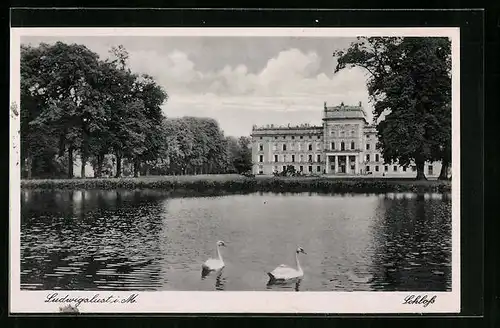 AK Ludwigslust i. M., Blick über den See zum Schloss