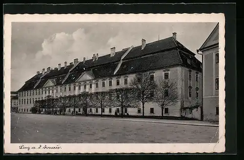AK Linz a. d. Donau, Strassenpartie mit langer Häuserzeile