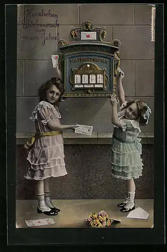 AK Zwei Mädchen mit Briefen am Postkasten, Neujahrsgruss