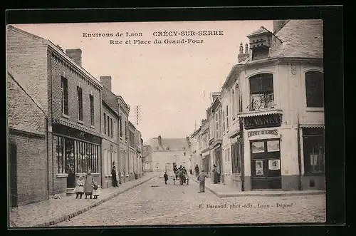 AK Crécy-sur-Serre, Rue et Place du Grand-Four