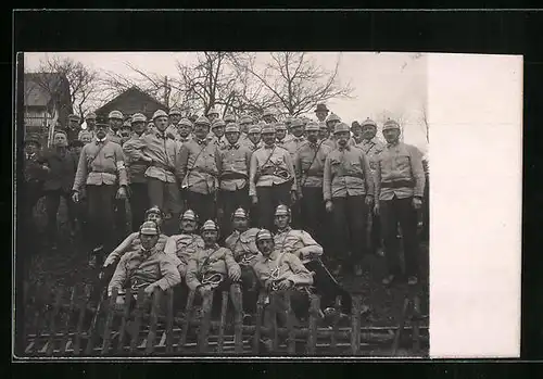 Foto-AK Feuerwehrmänner in Uniform mit Helmen