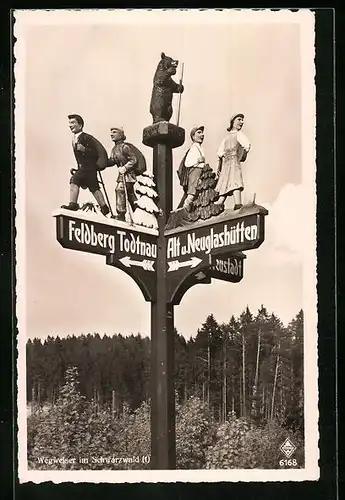 AK Wegweiser im Schwarzwald, Richtungen Feldberg Todtnau, Alt u. Neuglashütten, geschnitze Figuren