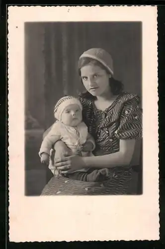 AK Stolze junge Mutter mit süsser Tochter auf dem Schoss