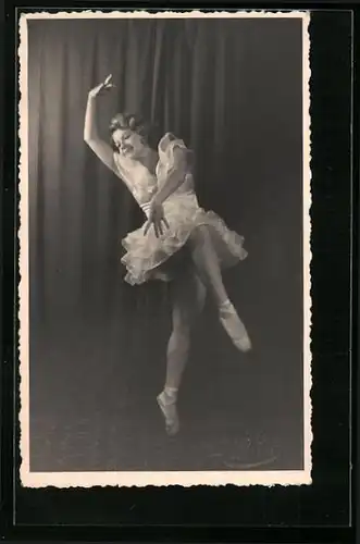 AK Ballett-Tänzerin bei einer Figur