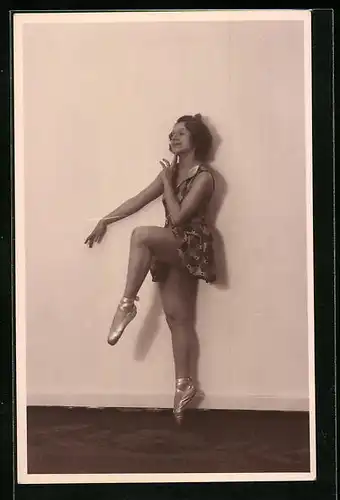 AK Ballett-Tänzerin bei einer Figur im Ballettkleid