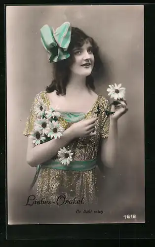 AK Liebes-Orakel mit Zupfen von Blütenblättern, Er liebt mich...