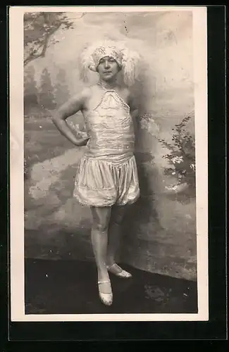AK Tänzerin steht im glänzenden Kostüm vor einer Landschaftskulisse