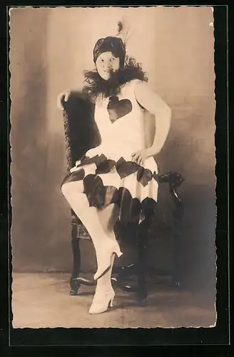 AK Frau im Herzchen-Tanz-Kostüm auf einem Stuhl sitzend