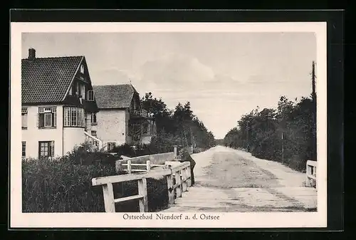 AK Niendorf a. d. Ostsee, Strassenpartie mit Gebäudeansicht
