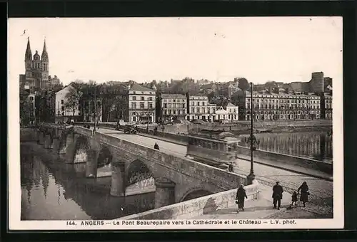 AK Angers, Le Pont beaurepaire vers la Cathédrale et Tramway, Strassenbahn