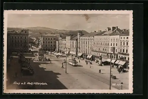 AK Linz a. D., paltz mit Geschäften und Denkmal, Strassenbahn