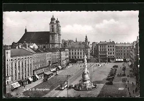 AK Linz a. D., Hauptplatz mit Geschäften und Denkmal, Strassenbahn