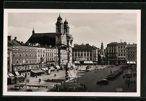 AK Linz a. d. D., Franz Josef-Platz mit Geschäften und Denkmal, Strassenbahn