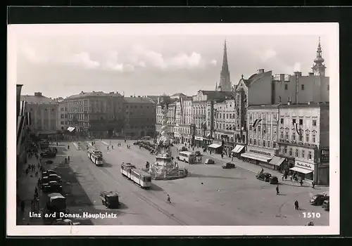 AK Linz a. d. Donau, Hauptplatz mit Geschäften und Denkmal, Strassenbahn