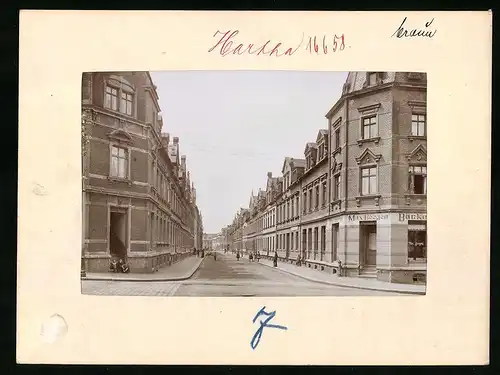 Fotografie Brück & Sohn Meissen, Ansicht Hartha, Bismarckstrasse mit Eckladen Bäckerei Max Beegen