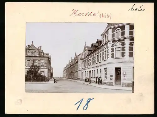 Fotografie Brück & Sohn Meissen, Ansicht Hartha, Eckhaus in der Schillerstrasse mit Ladengeschäft