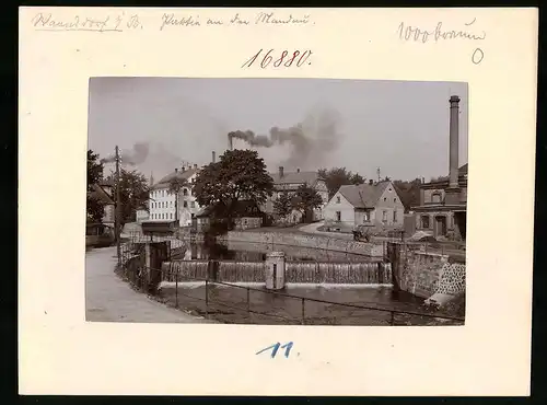 Fotografie Brück & Sohn Meissen, Ansicht Warnsdorf i. B., Fabrikgebäude am Wehr mitt Uferpartie