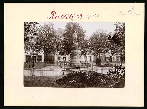 Fotografie Brück & Sohn Meissen, Ansicht Rochlitz, Kriegerdenkmal & Ladengeschäft Friedrich Fischer