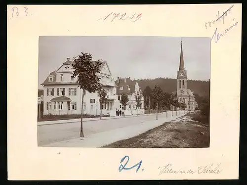 Fotografie Brück & Sohn Meissen, Ansicht Bad Elster, Strasse mit Villen an der Kirche