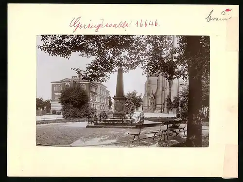 Fotografie Brück & Sohn Meissen, Ansicht Geringswalde, Schulplatz mit Denkmal & Kirche