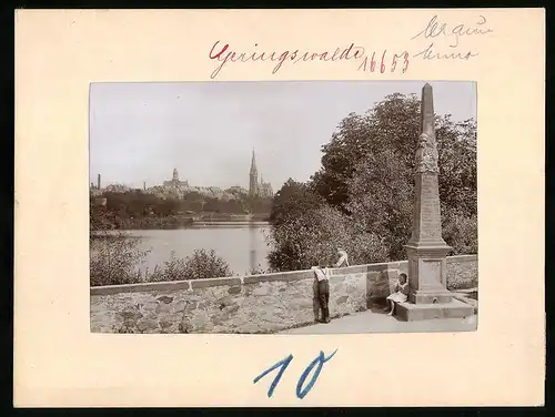 Fotografie Brück & Sohn Meissen, Ansicht Geringswalde, Teichpartie mit der Postsäule