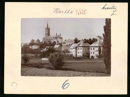 Fotografie Brück & Sohn Meissen, Ansicht Hartha, Kirche & Wohnhäuser im Ort