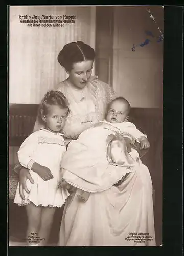 AK Gräfin Ina Maria von Ruppin, Gemahlin von Prinz Oskar von Preussen mit Söhnen
