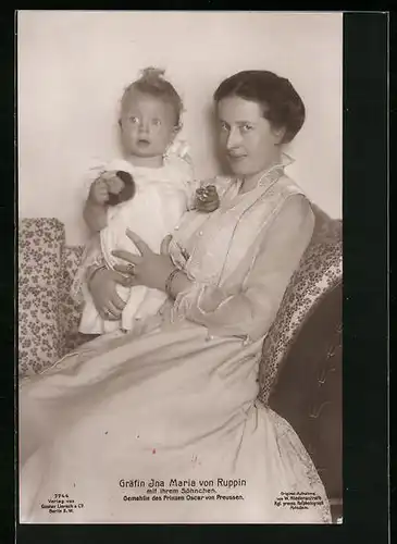 AK Gräfin Ina Maria von Ruppin, Gemahlin von Prinz Oskar von Preussen mit Sohn