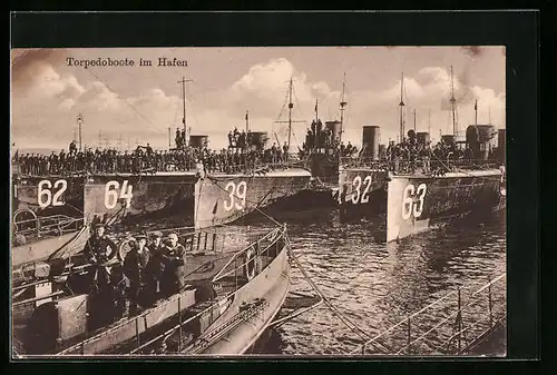 AK Bemannte Torpedoboote im Hafen
