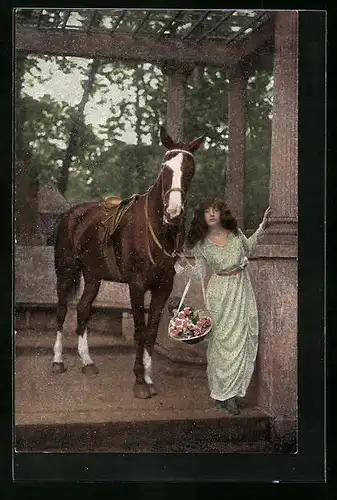 Künstler-AK Frau mit Blumenkorb und ein Reitpferd in einem antikem Pavillon