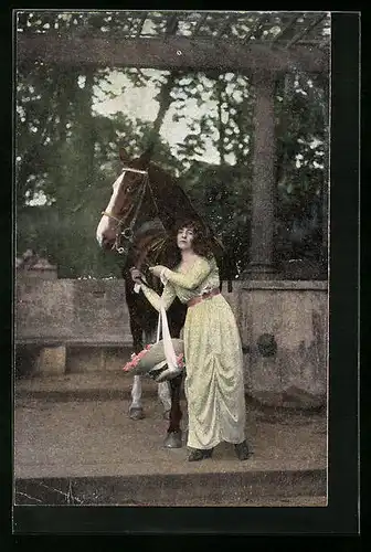 Künstler-AK Frau mit Blumenkorb hält ein Reitpferd am Zügel fest