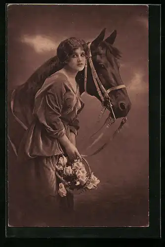 Künstler-AK Junge Frau mit Blumenkorb und Reitpferd