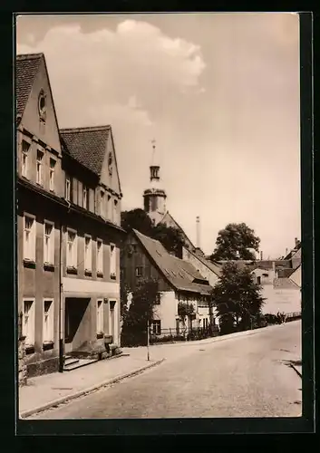 AK Pulsnitz /Sa., Robert-Koch-Strasse mit Kirche
