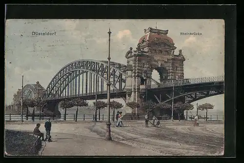 AK Düsseldorf, Strassenpartie gegen Rheinbrücke