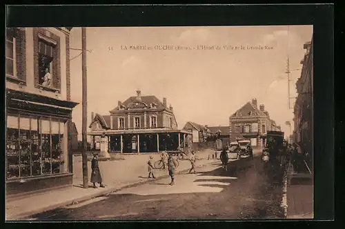 AK La Barre-en-Ouche, L`Hotel de Ville et la Grande-Rue