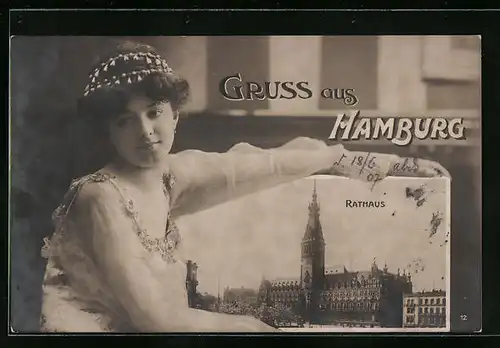 AK Hamburg, Blick auf das Rathaus, Schönheit im leichten Kleid
