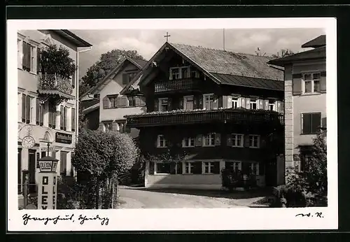 AK Scheidegg i. Allg., Privatpension Schweizerhaus mit Strassenpartie