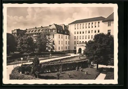 AK München-Neuhausen, Krankenhaus vom Dritten Orden, Menzingerstrasse 26, Teilansicht mit Park