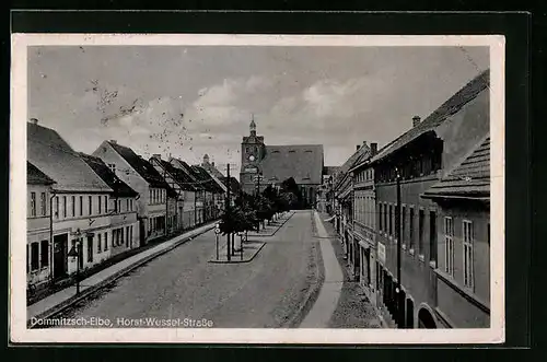 AK Dommitzsch /Elbe, Horst-Wessel-Strasse mit Geschäften und Kirche