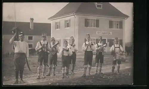Foto-AK Bergheim, Trachtenkapelle mit Fesen vor Restaurant