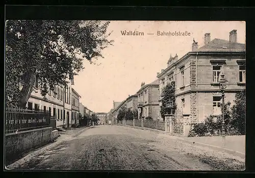 AK Walldürn, Bahnhofstrasse mit Strassenlaterne