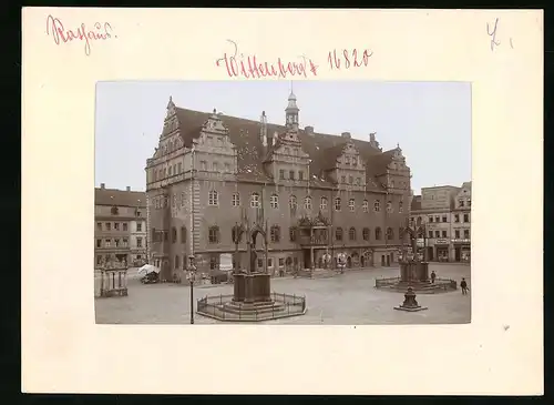 Fotografie Brück & Sohn Meissen, Ansicht Wittenberg, Rathaus mit Marktplatz & Denkmal